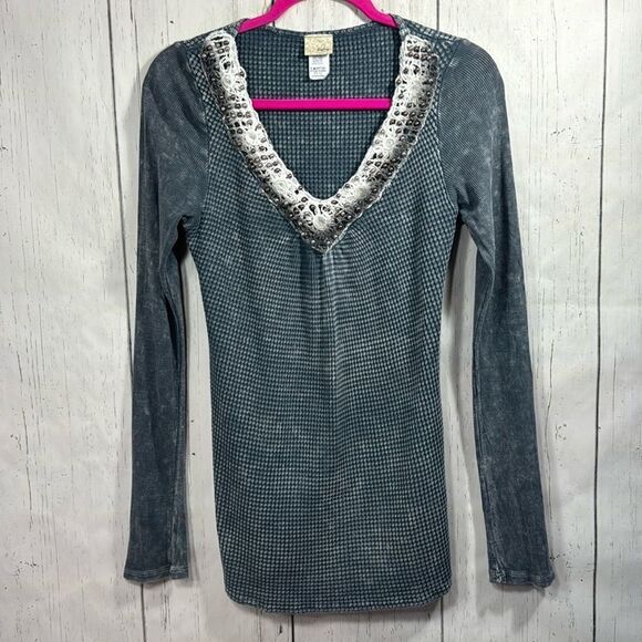 Daytrip Womens V Neck Thermal Waffle Studded Embellished Long Sleeve Gray Top - Picture 1 of 14